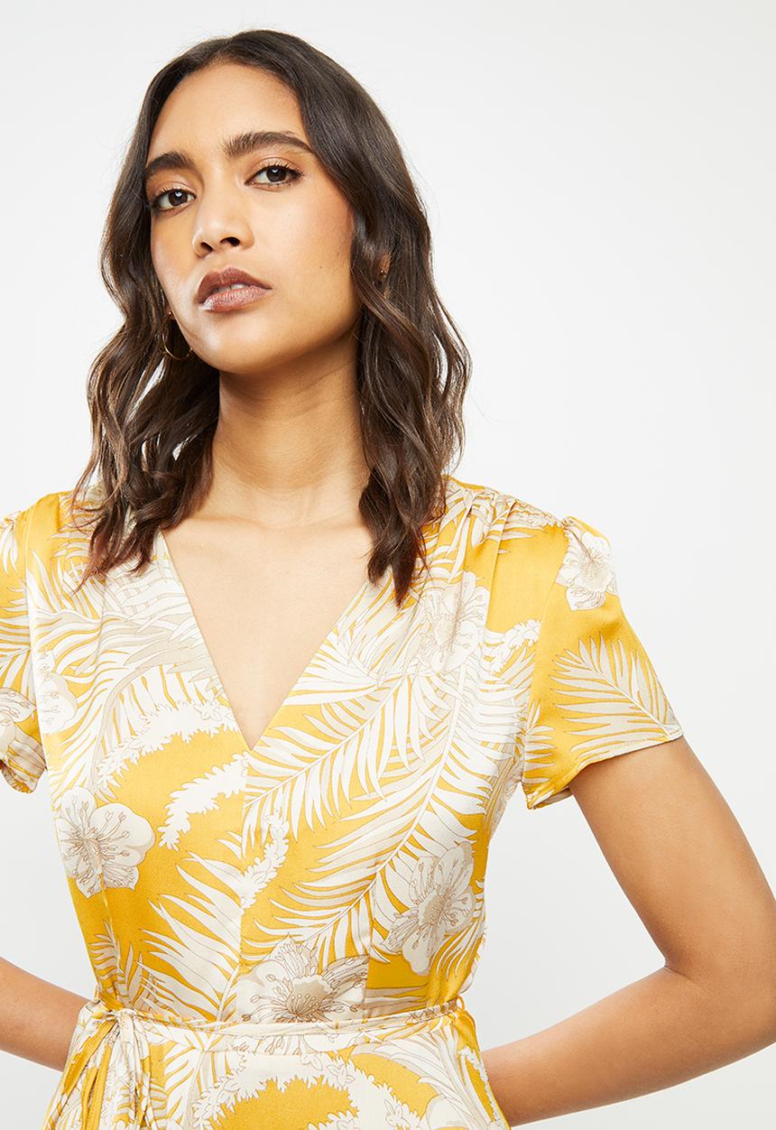 Glamorous - Short sleeved tea dress with waist belt - ochre