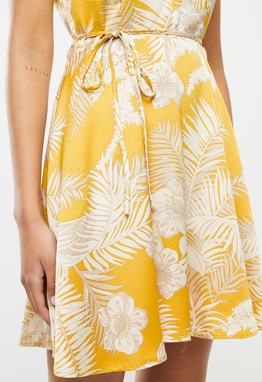 Glamorous - Short sleeved tea dress with waist belt - ochre