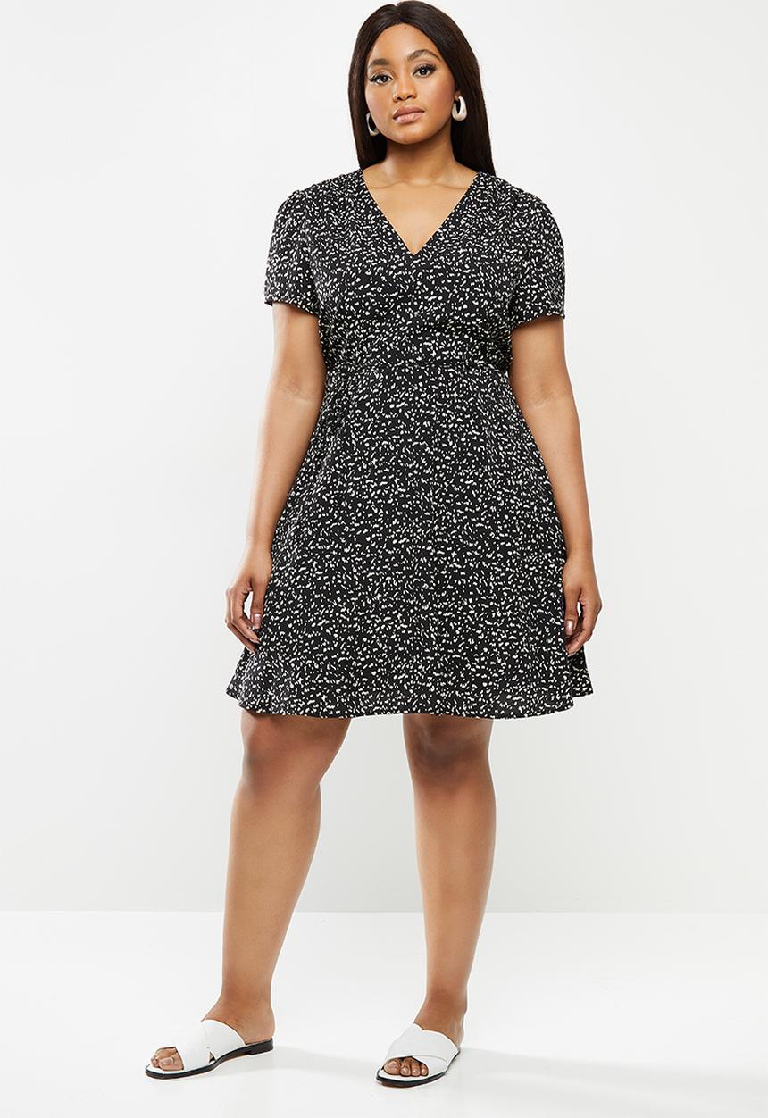 Glamorous - Plus short sleeved tea dress with waist belt - black
