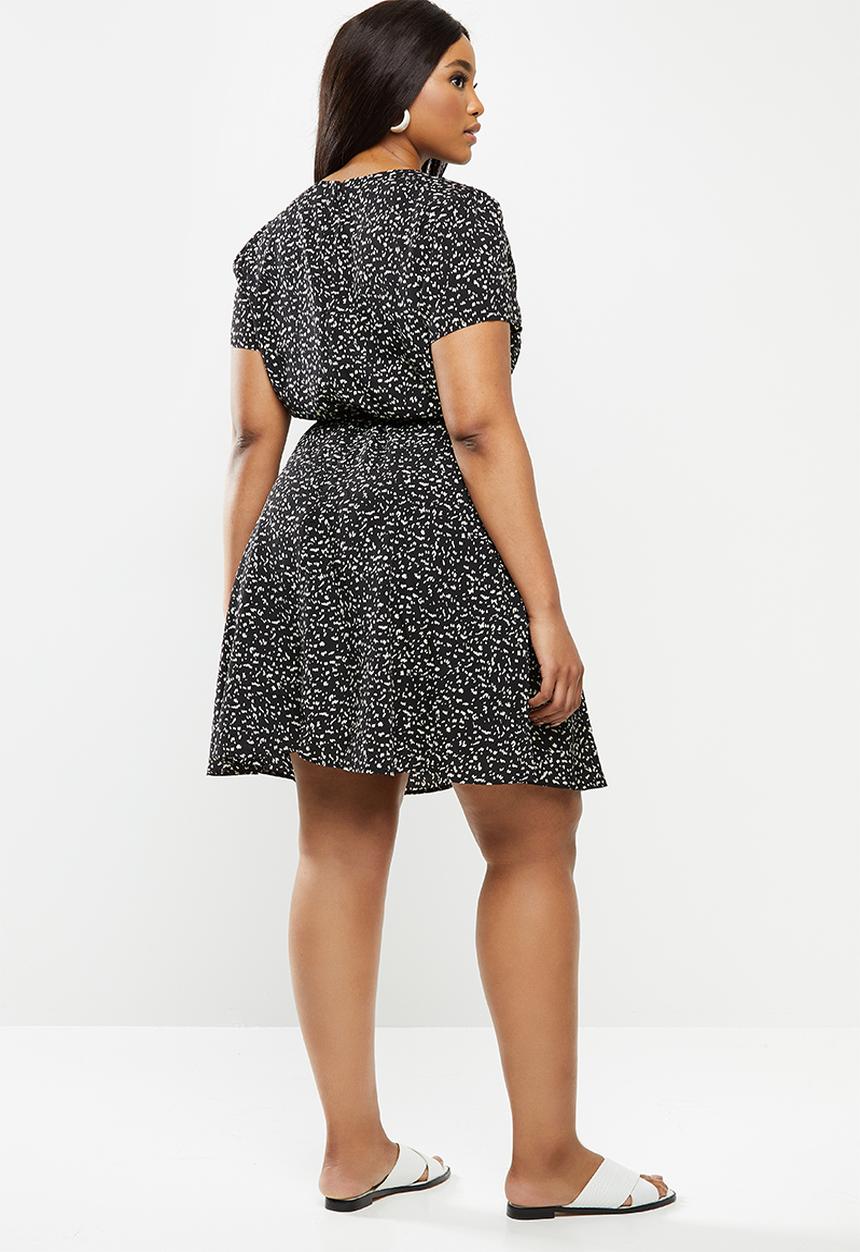 Glamorous - Plus short sleeved tea dress with waist belt - black