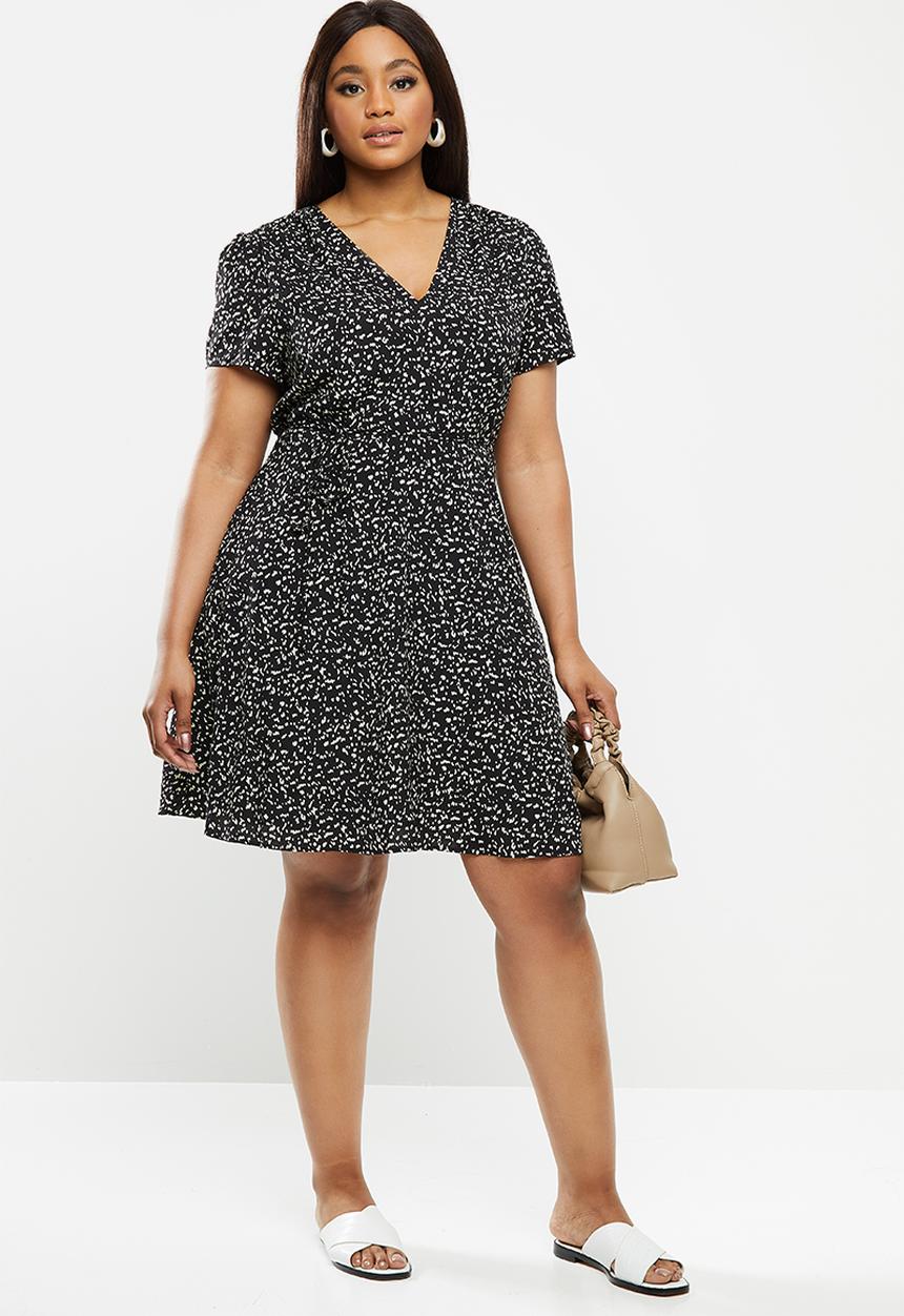 Glamorous - Plus short sleeved tea dress with waist belt - black