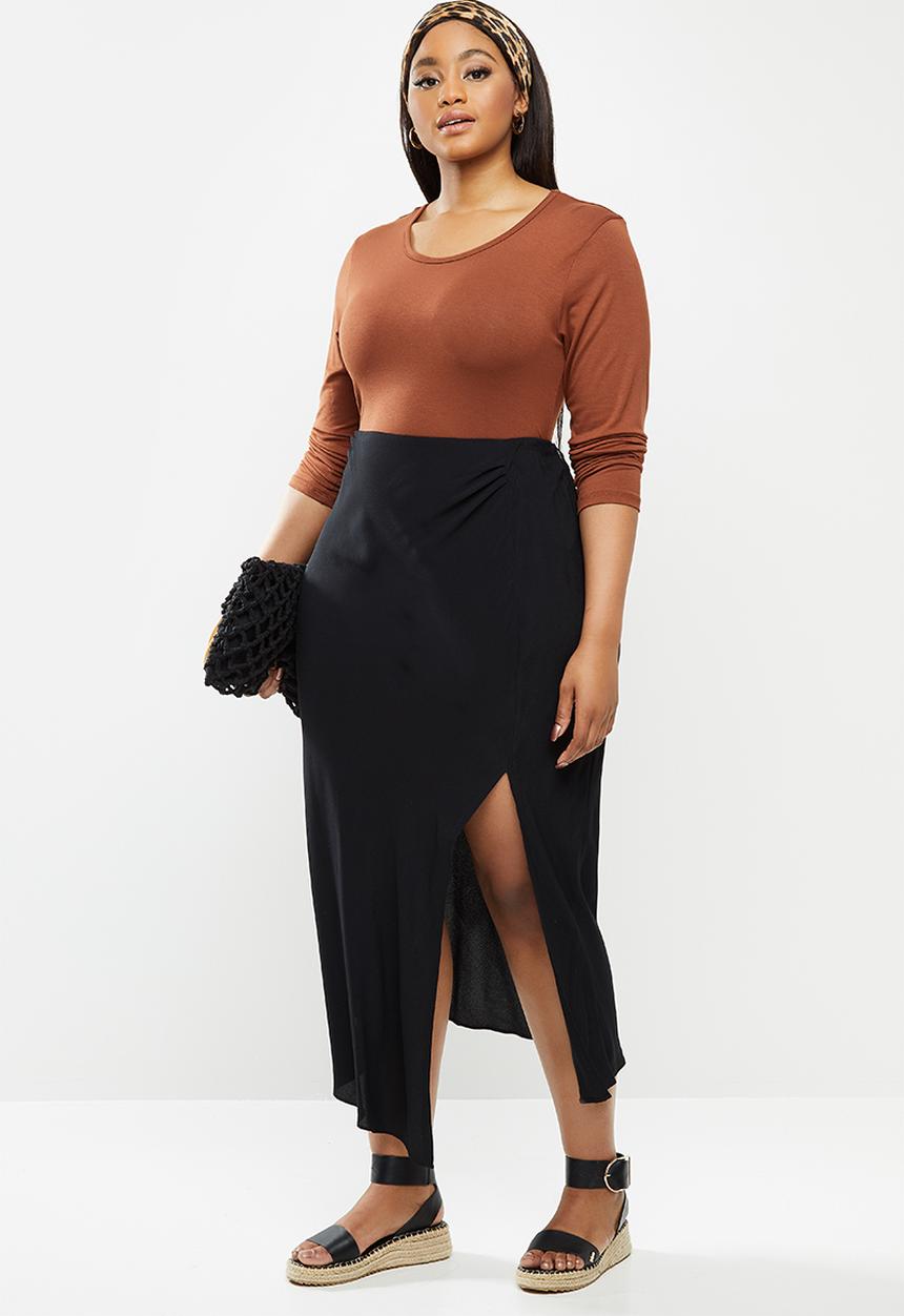 Glamorous - Plus high waisted midi skirt with split - black