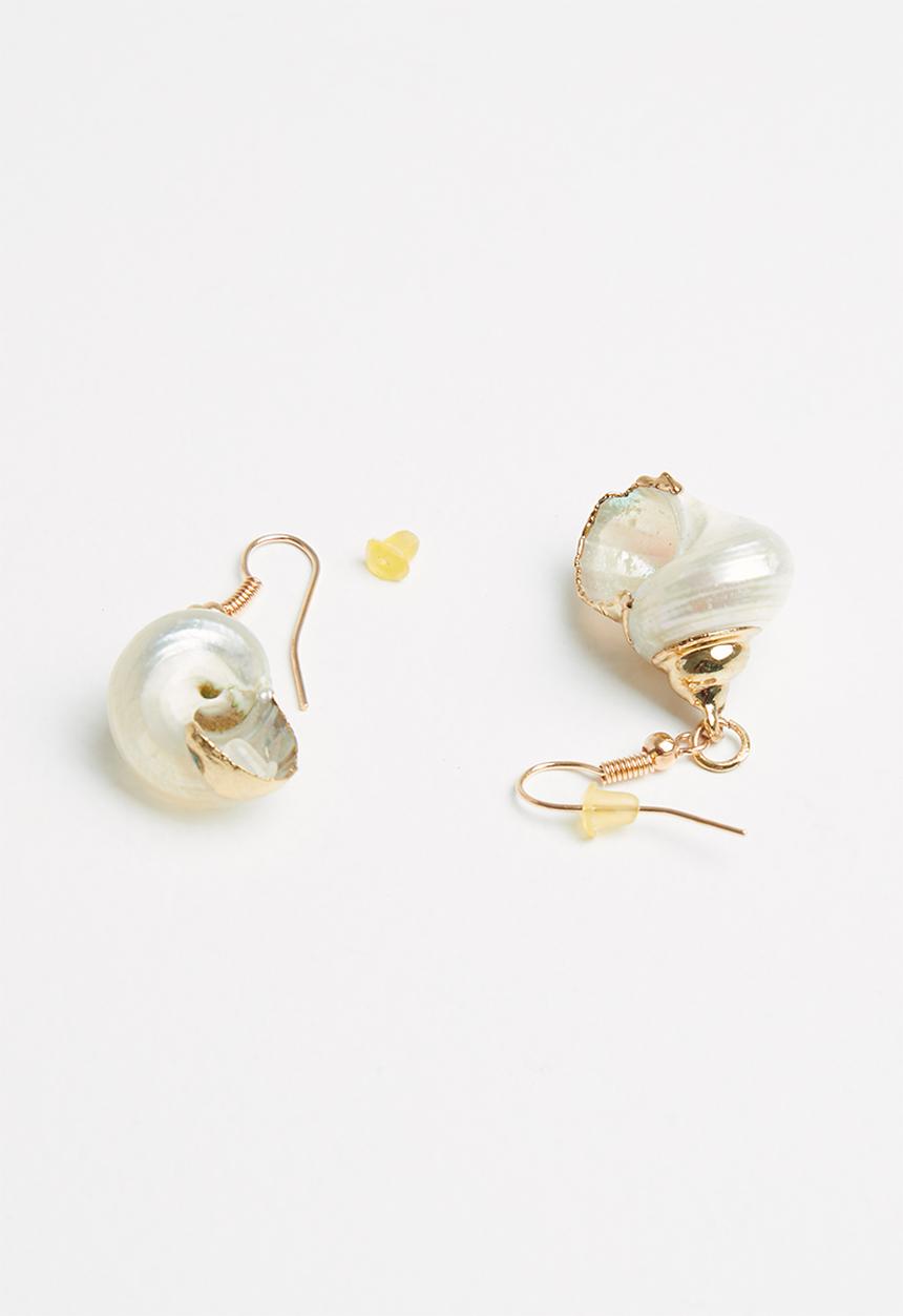 Superbalist - Shell shaped earrings - cream & gold