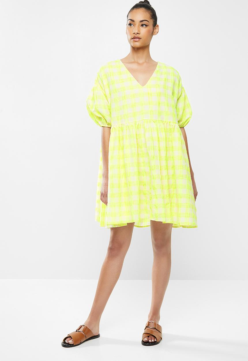 Glamorous - Petite check swing dress with puff sleeve - neon yellow