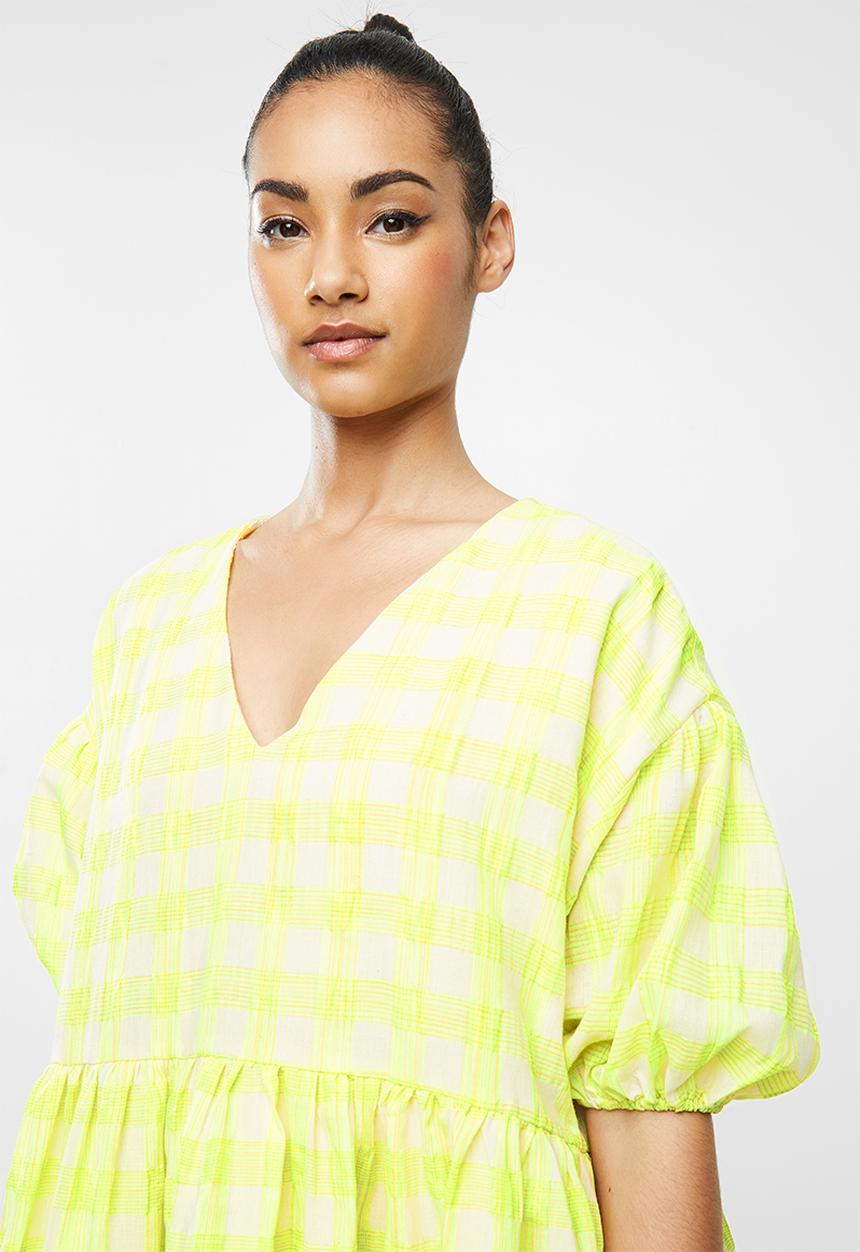 Glamorous - Petite check swing dress with puff sleeve - neon yellow