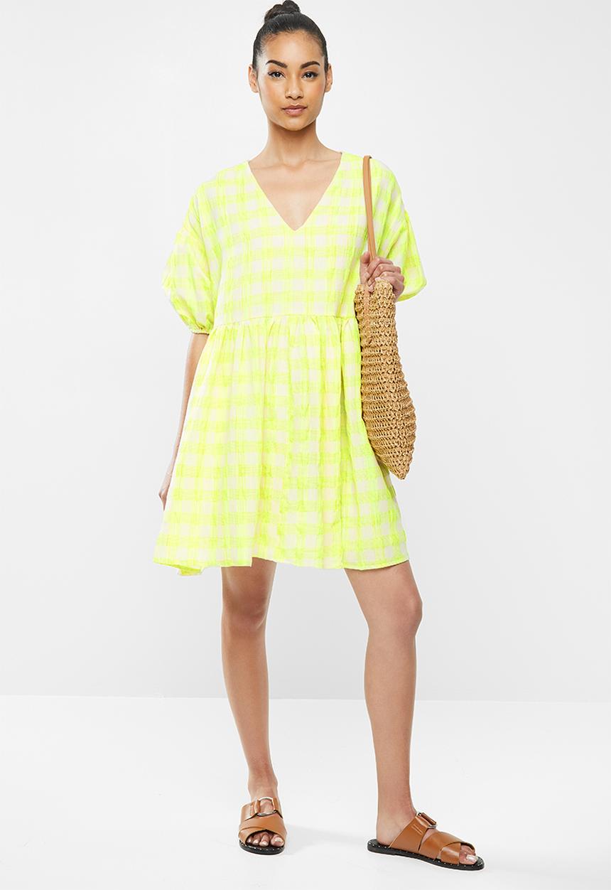 Glamorous - Petite check swing dress with puff sleeve - neon yellow