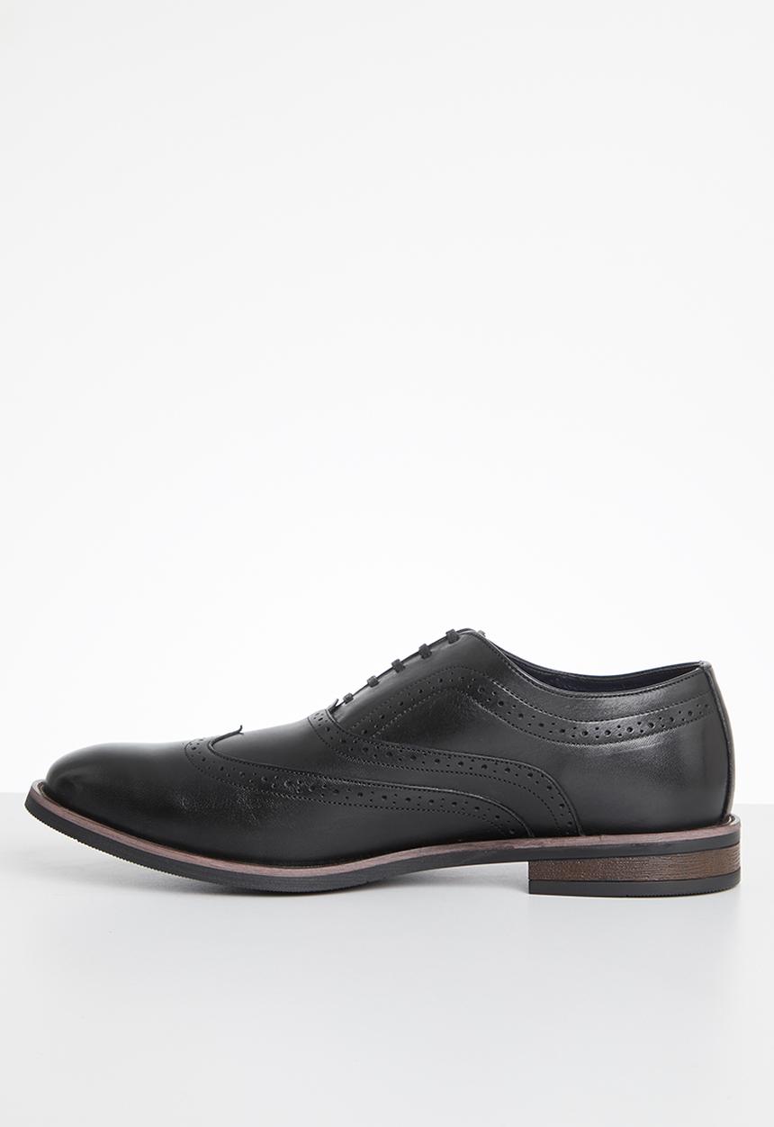John Drake - Wingcap brogue - black
