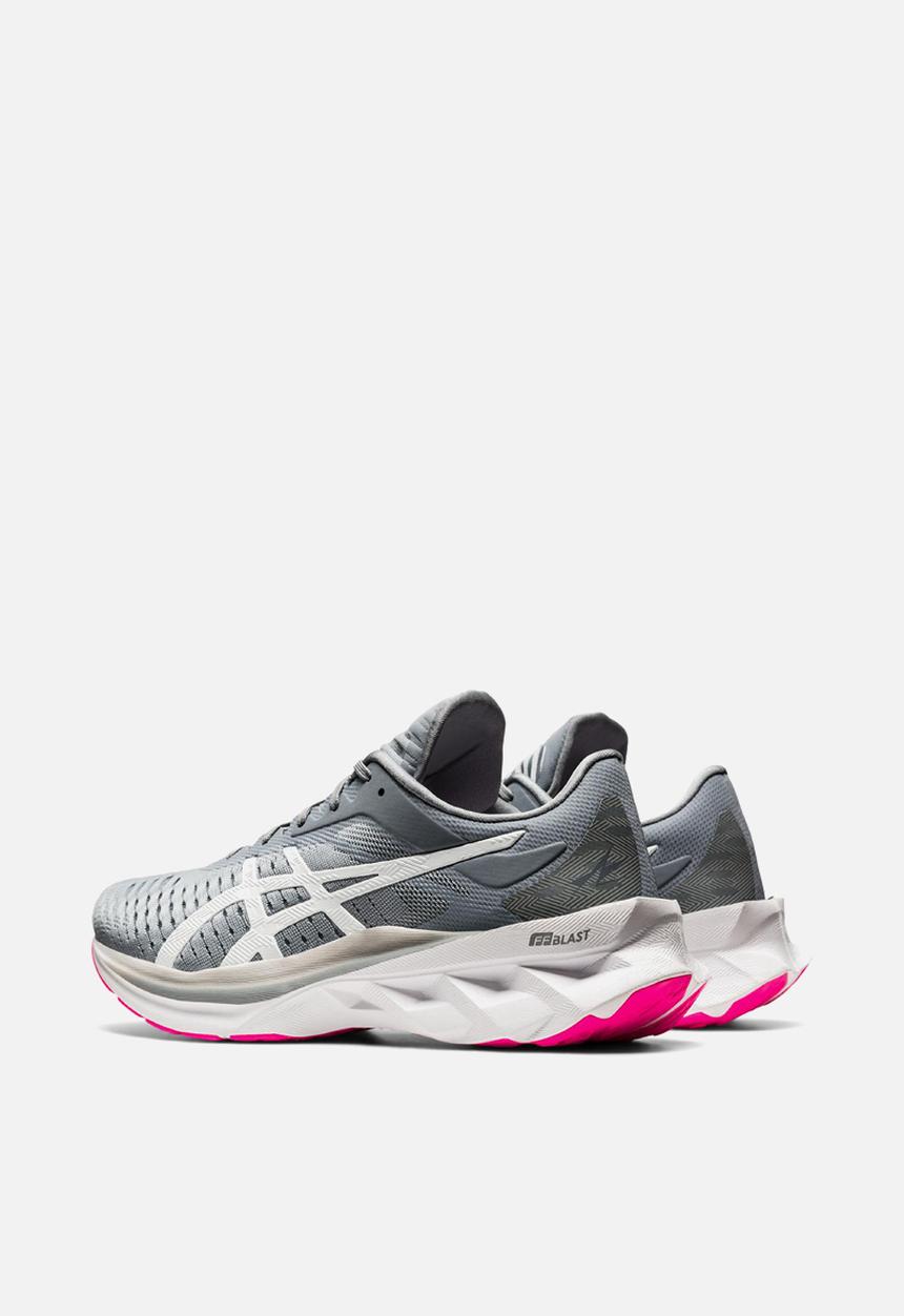 ASICS - Novablast - sheet rock & white