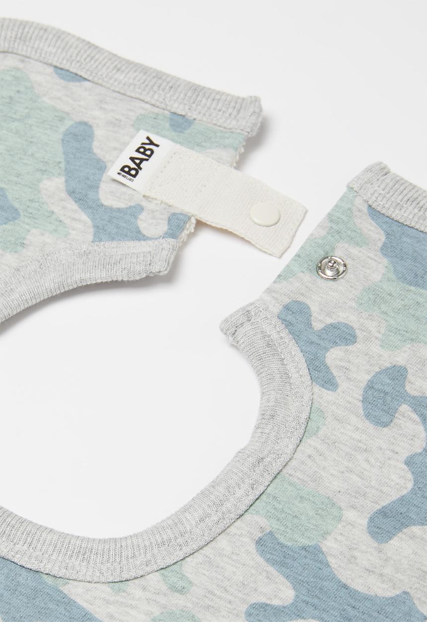 Cotton On - The square bib - cloud marle stone green camo