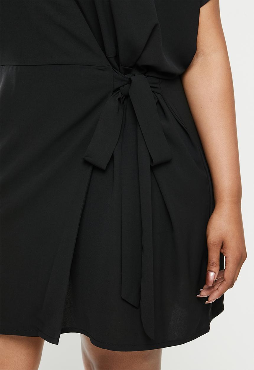 Missguided - Plus kimono short sleeve wrap dress - black