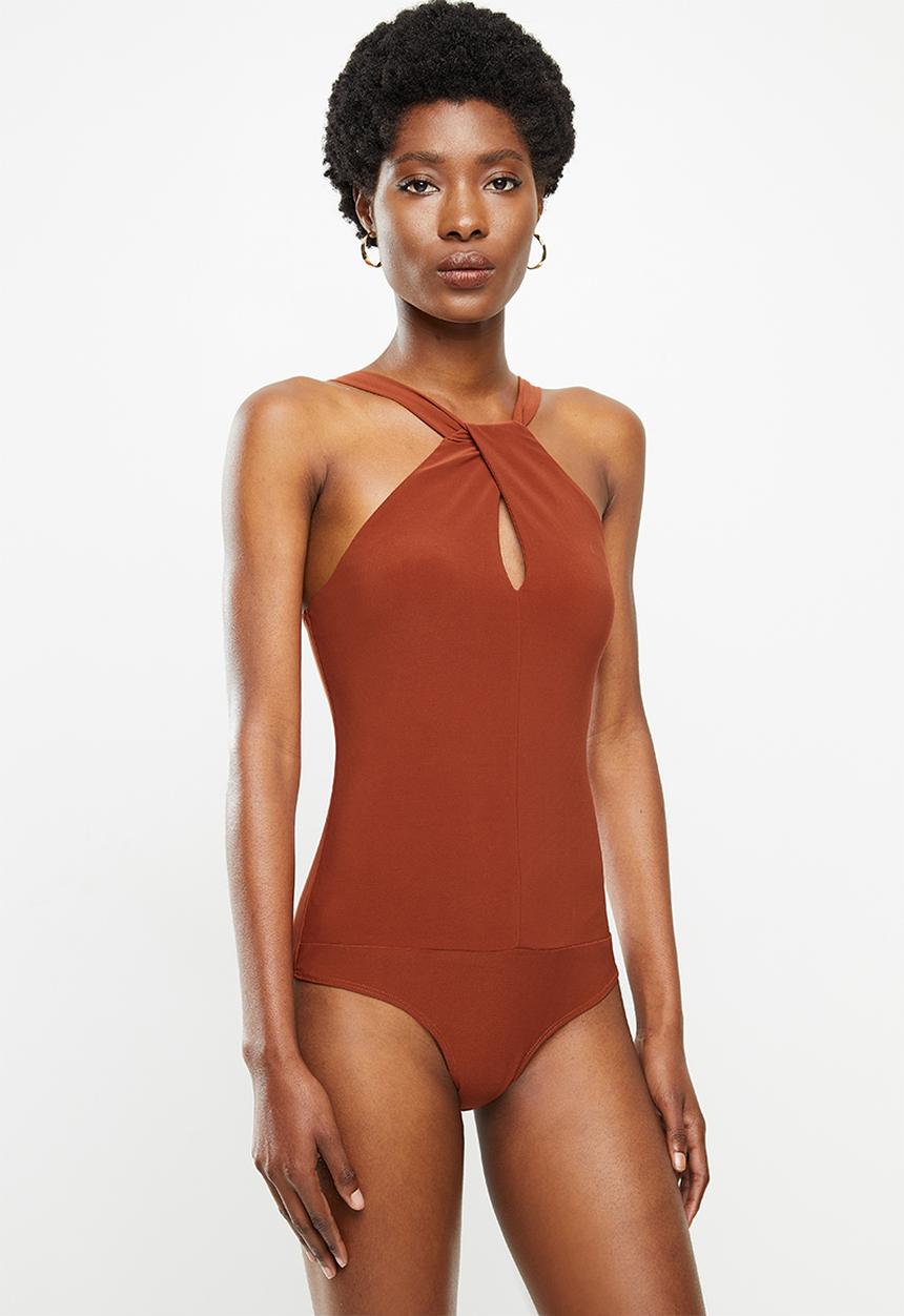 Halter front twist keyhole knit bodysuit - rust