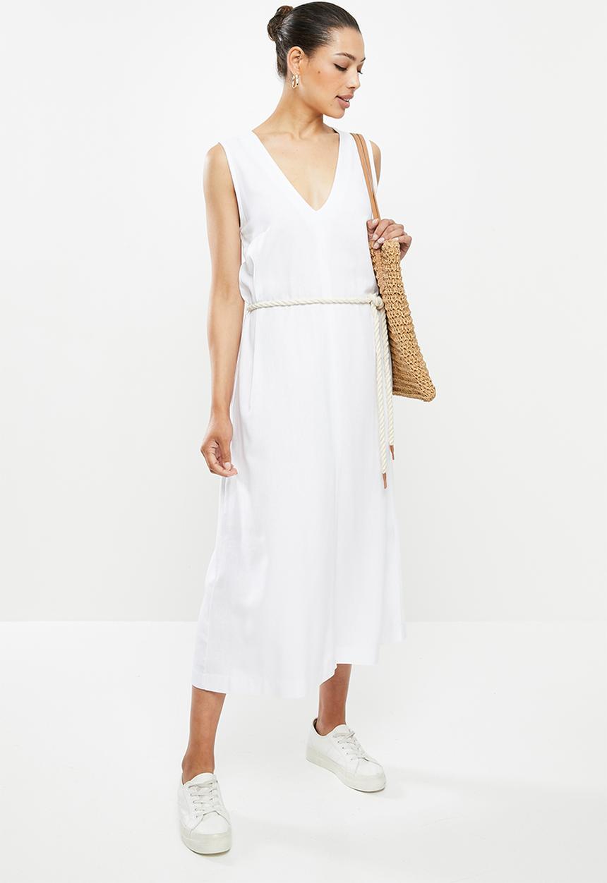 edit - V-neck swing linen dress - white