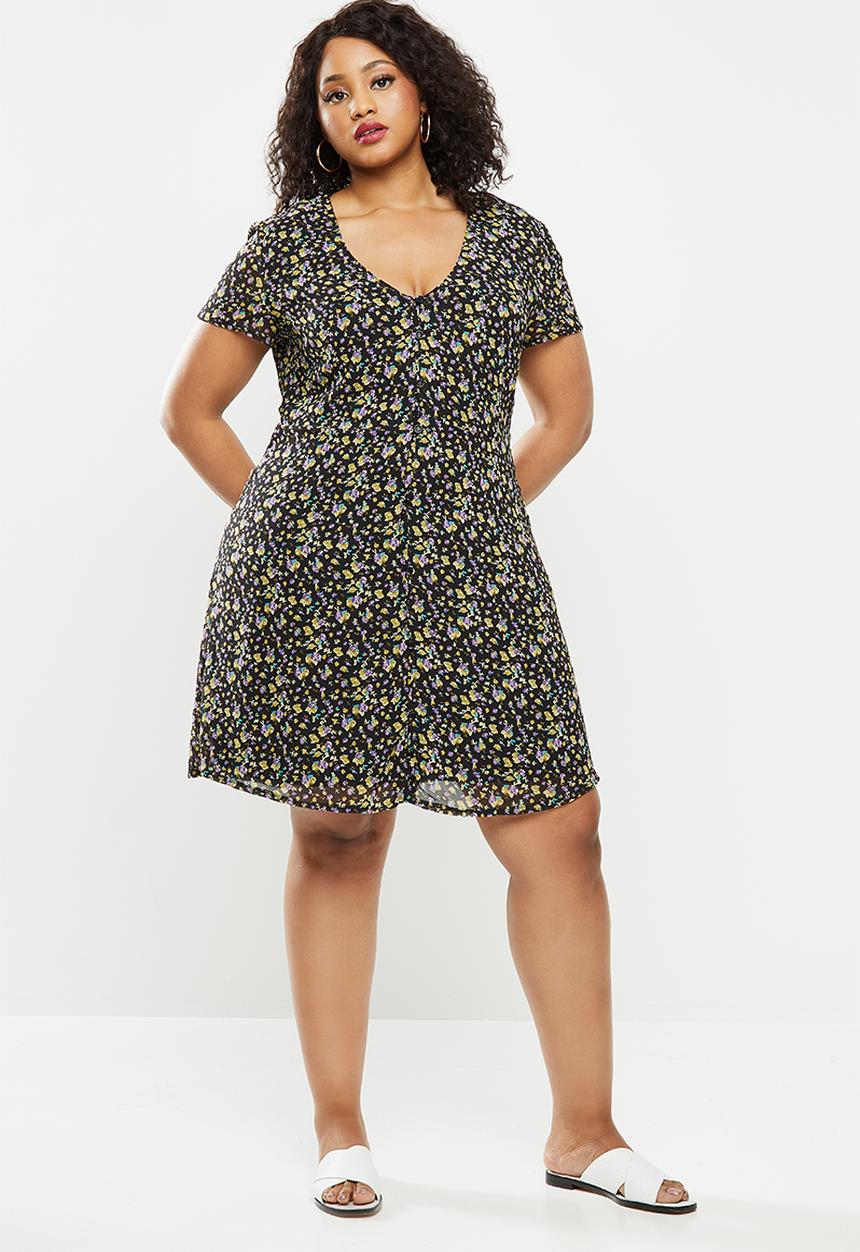 Missguided - Plus size button short sleeve floral tea dress - black