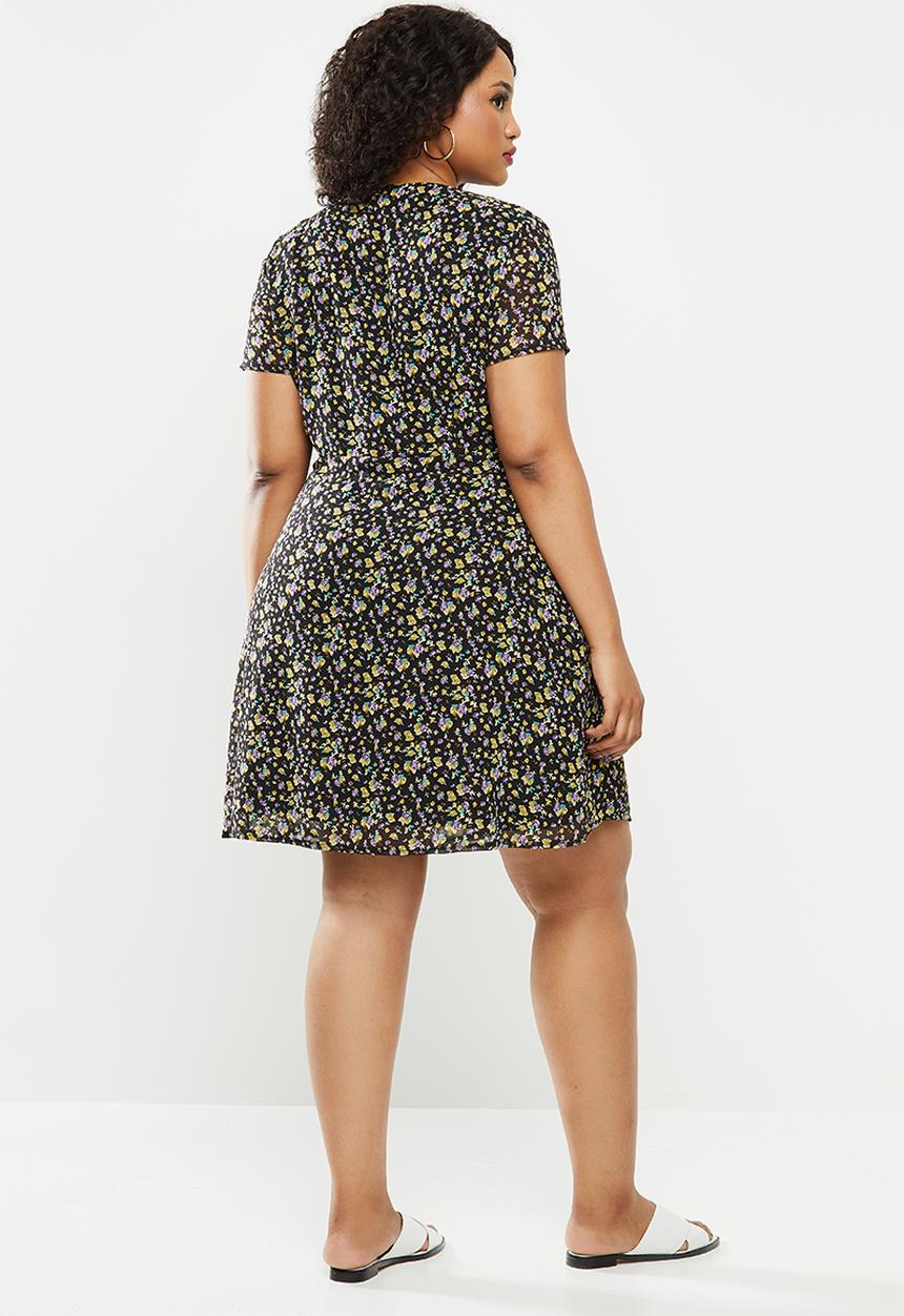 Missguided - Plus size button short sleeve floral tea dress - black