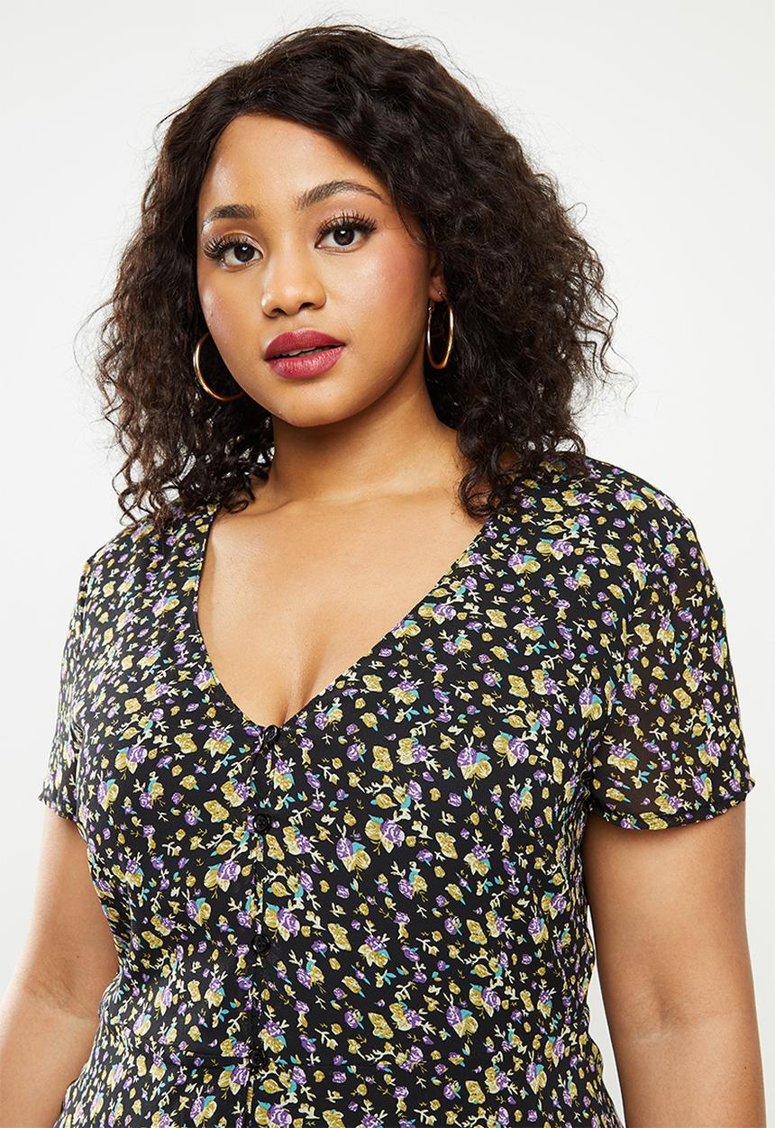 Missguided - Plus size button short sleeve floral tea dress - black