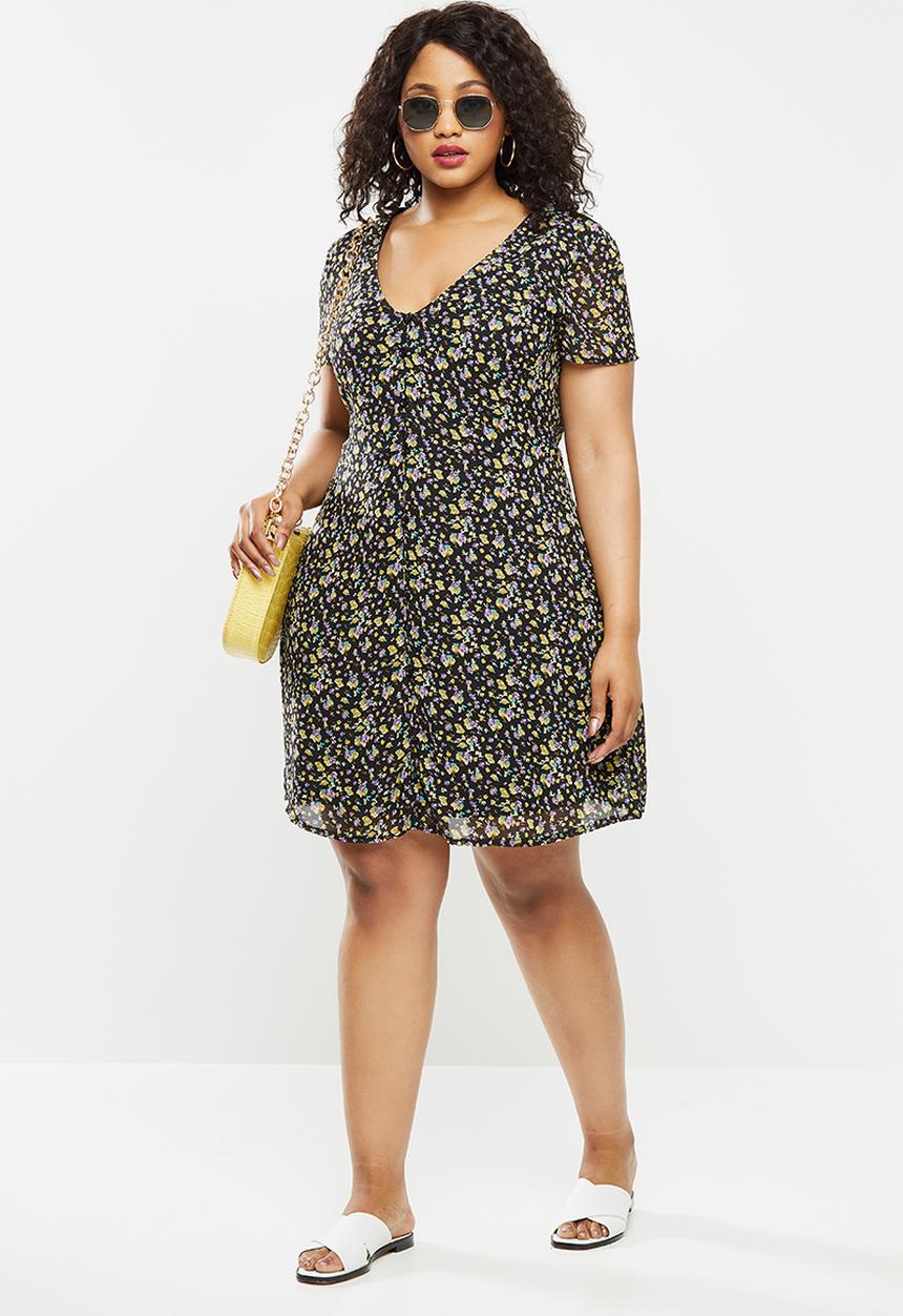 Missguided - Plus size button short sleeve floral tea dress - black