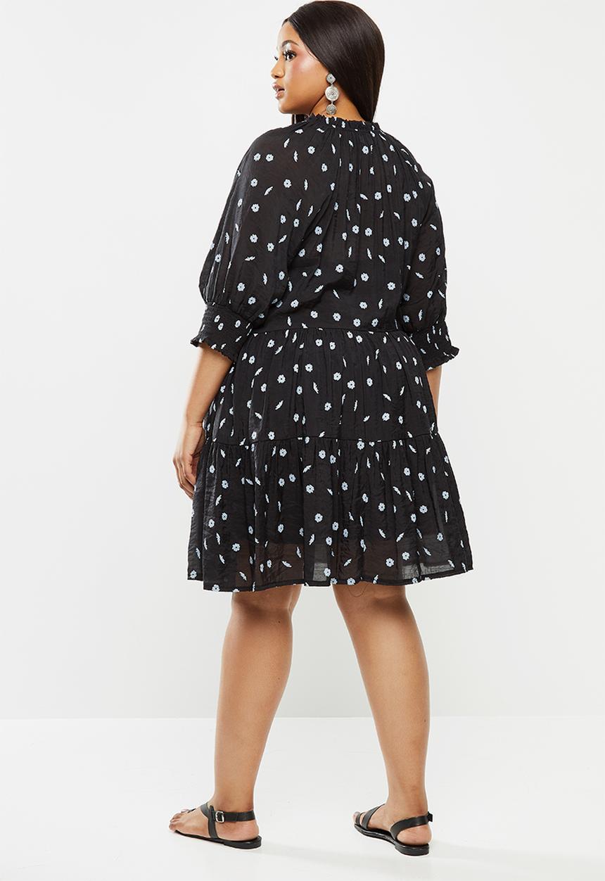 Me&B - Plus puff sleeve daisy print dress - black & white 