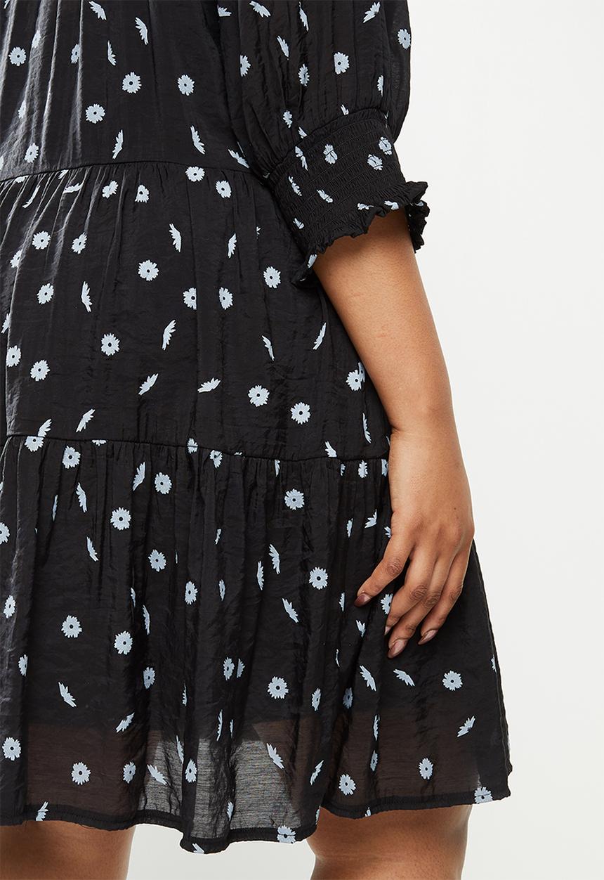 Me&B - Plus puff sleeve daisy print dress - black & white 