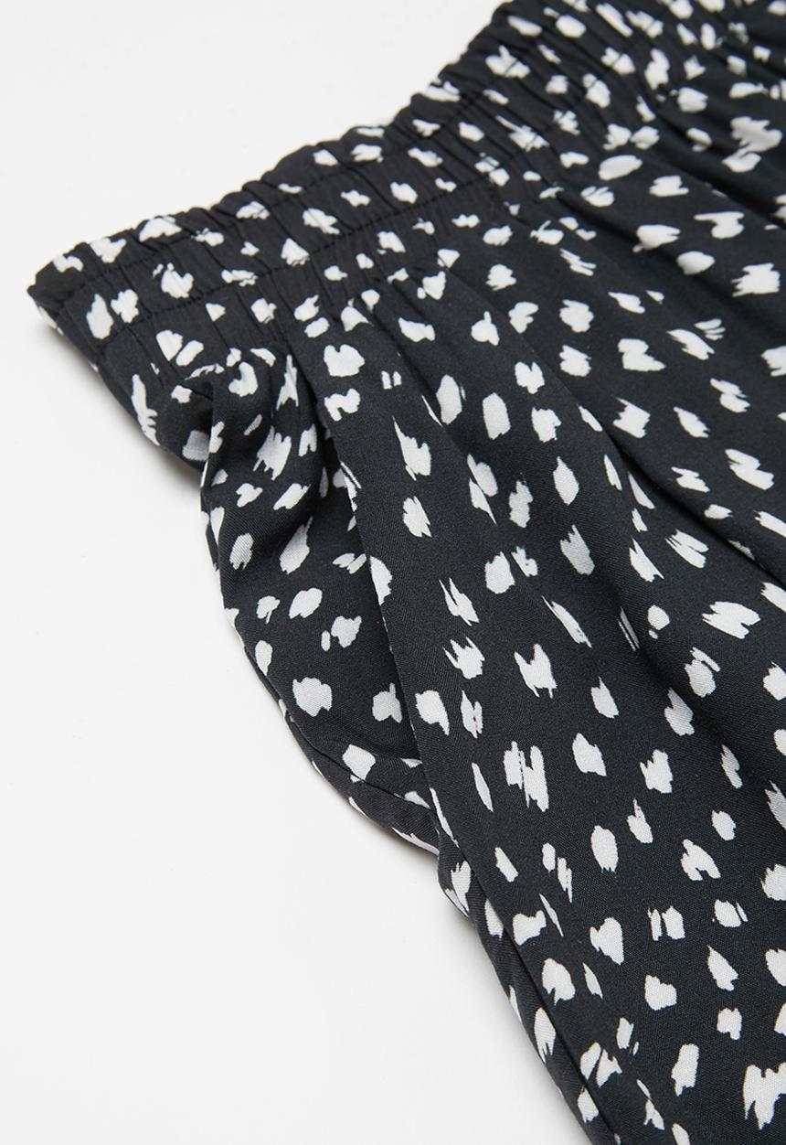 Superbalist - Printed viscose shorts - black & white