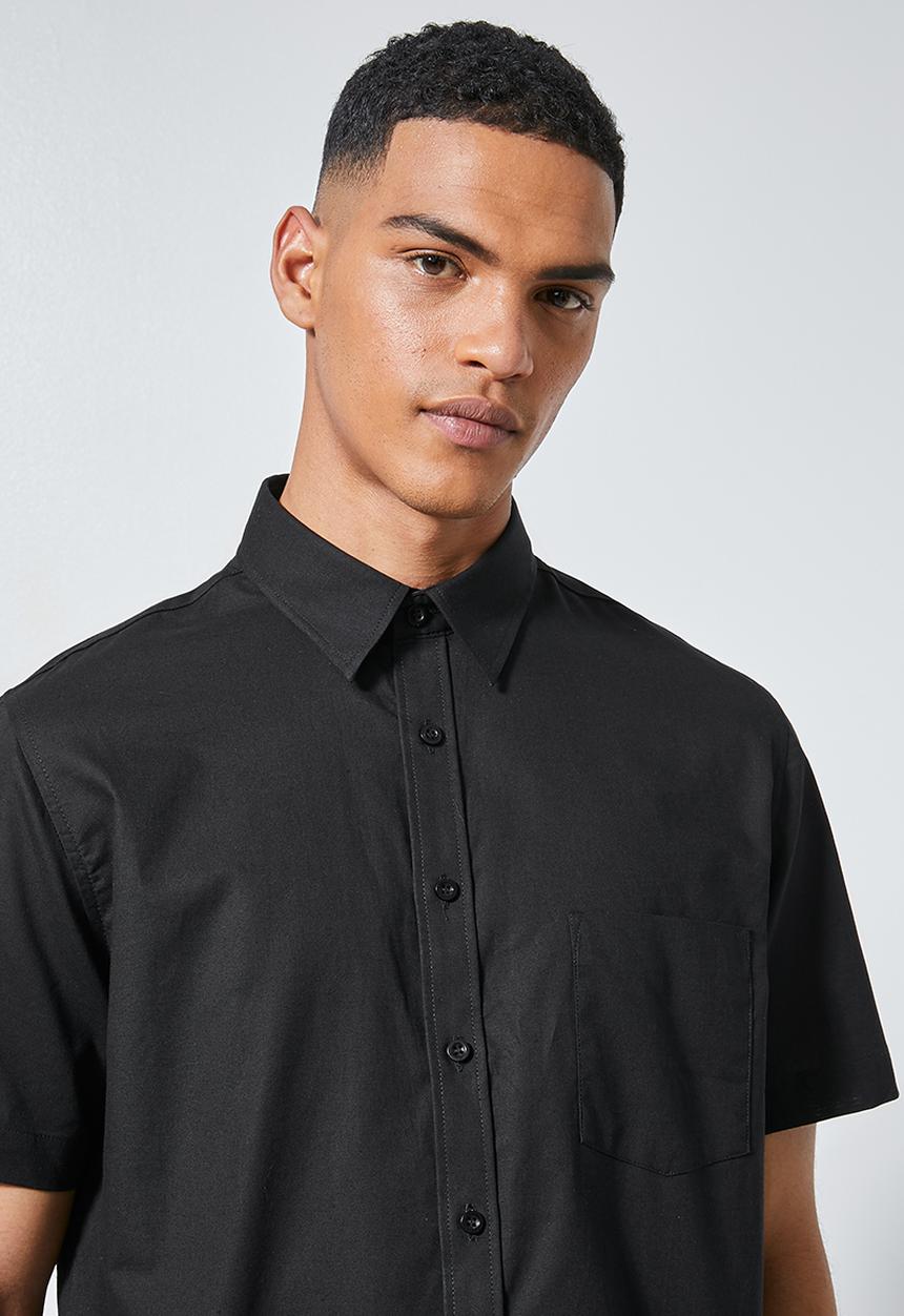 Superbalist - Regular fit single pocket short sleeve shirt - black