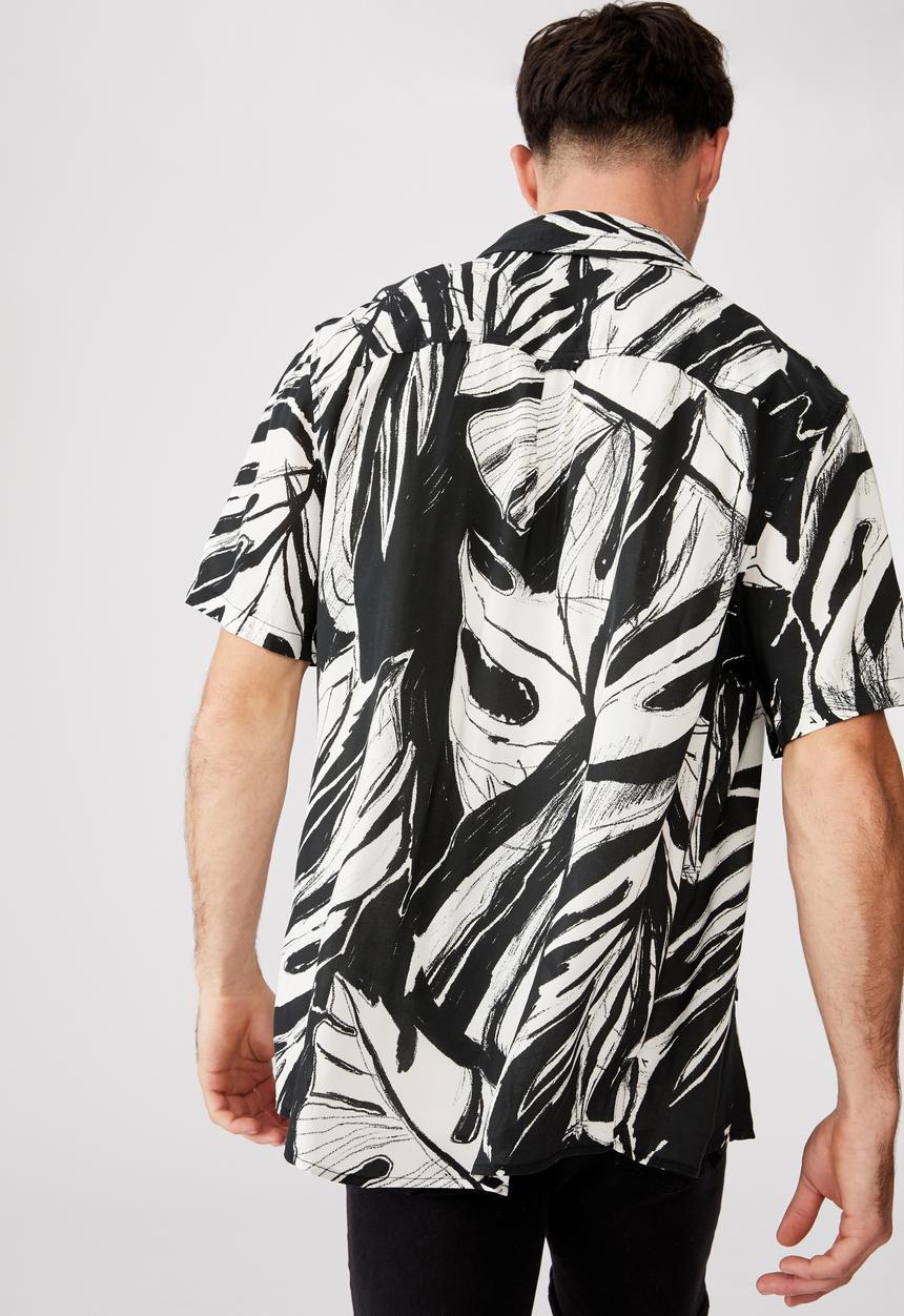 Cotton On - Short sleeve resort shirt - black oversketch floral