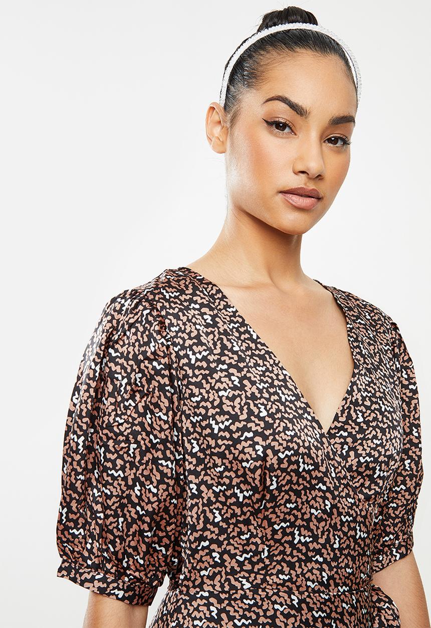 Glamorous - Petite Wrap short sleeve midi - black & peach 