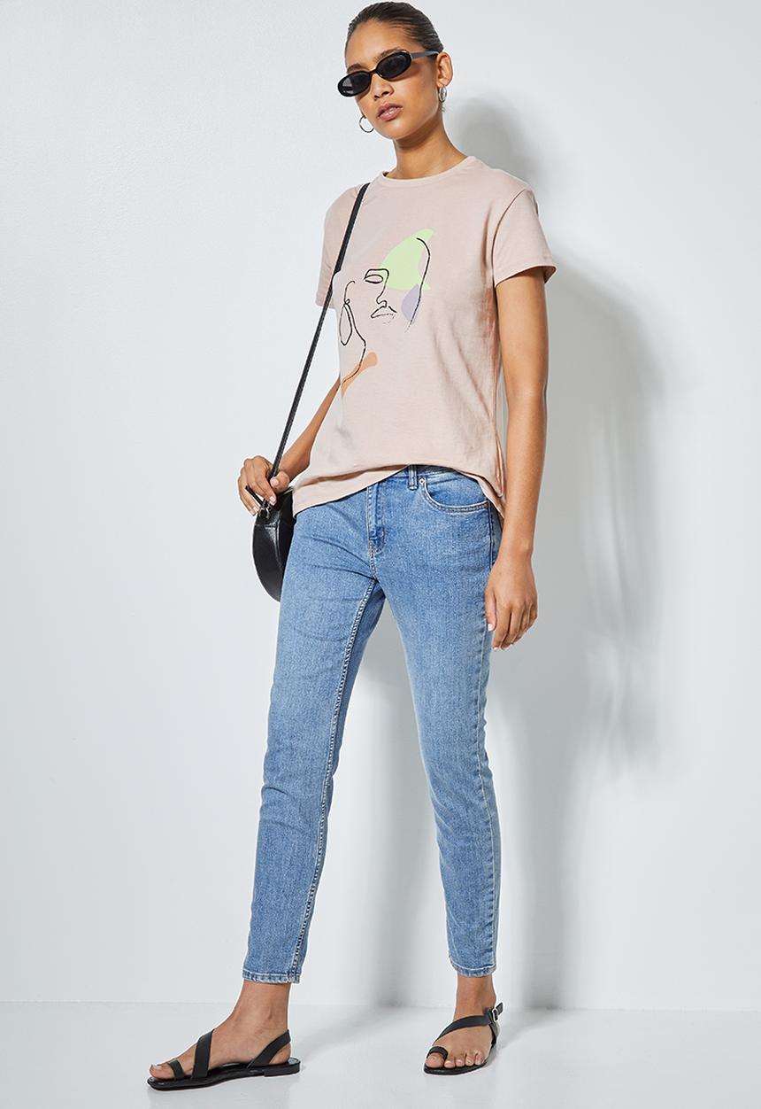 Superbalist - Printed tee- Girl with hoop earring - neutral 