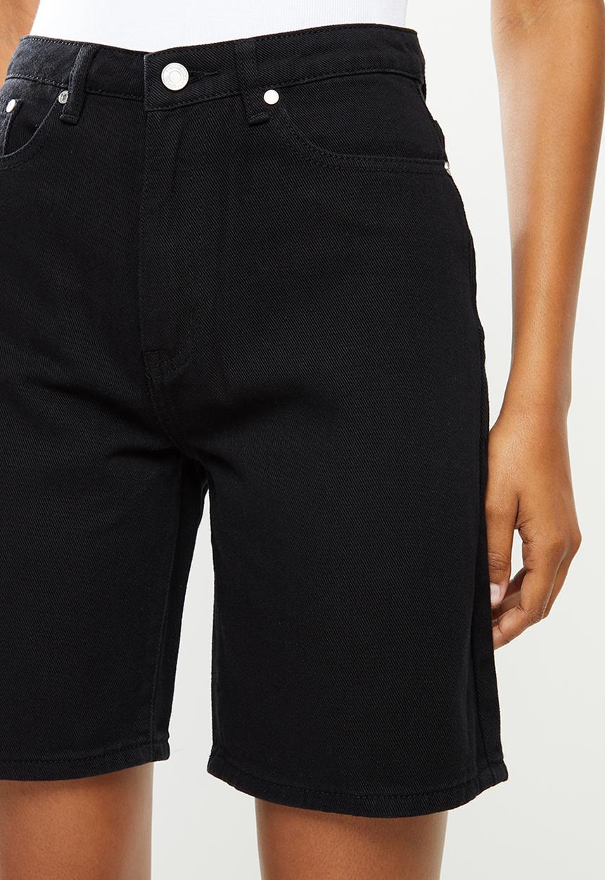 Missguided - Straight fit denim short - black
