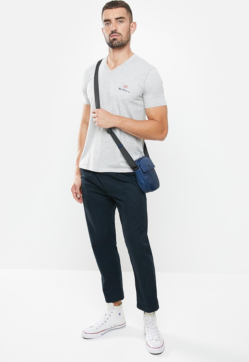 Ben Sherman - V-neck flag logo tee - grey