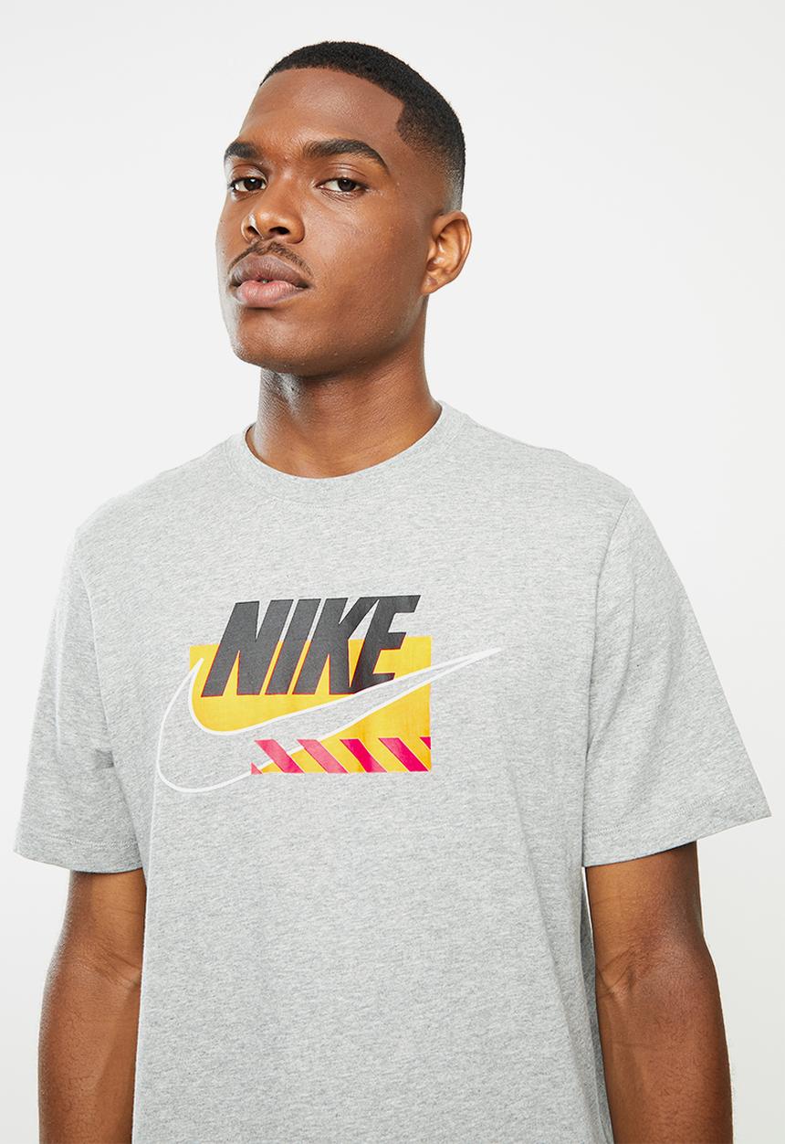 Nike - Nsw brandmarks tee - grey