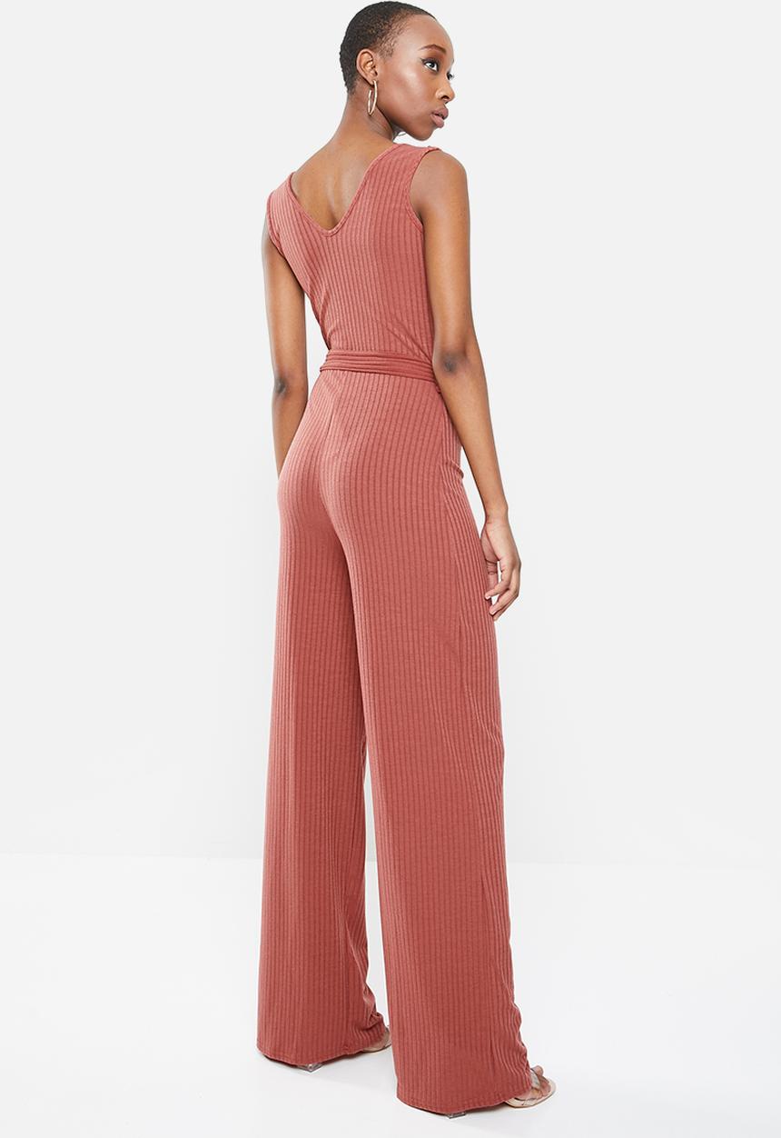 Missguided - Horn button ribbed tie belt jumpsuit - rust 