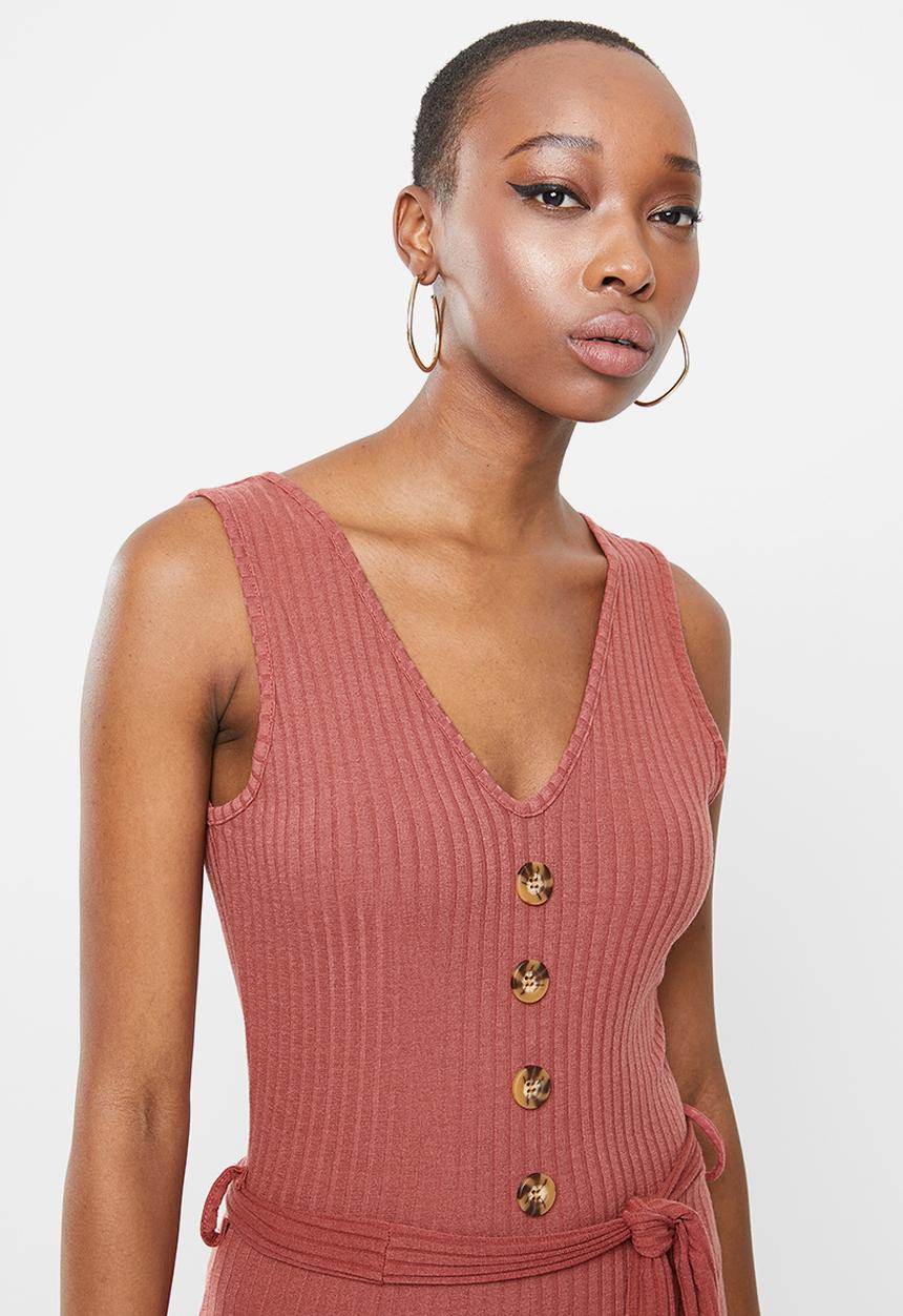 Missguided - Horn button ribbed tie belt jumpsuit - rust 