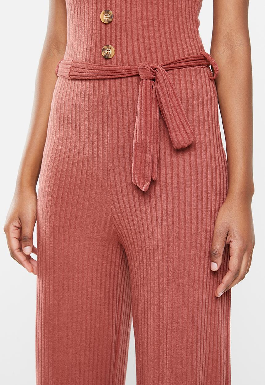 Missguided - Horn button ribbed tie belt jumpsuit - rust 