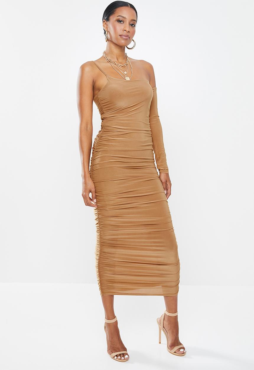 Missguided - Petite one sleeve side ruched slinky dress - camel