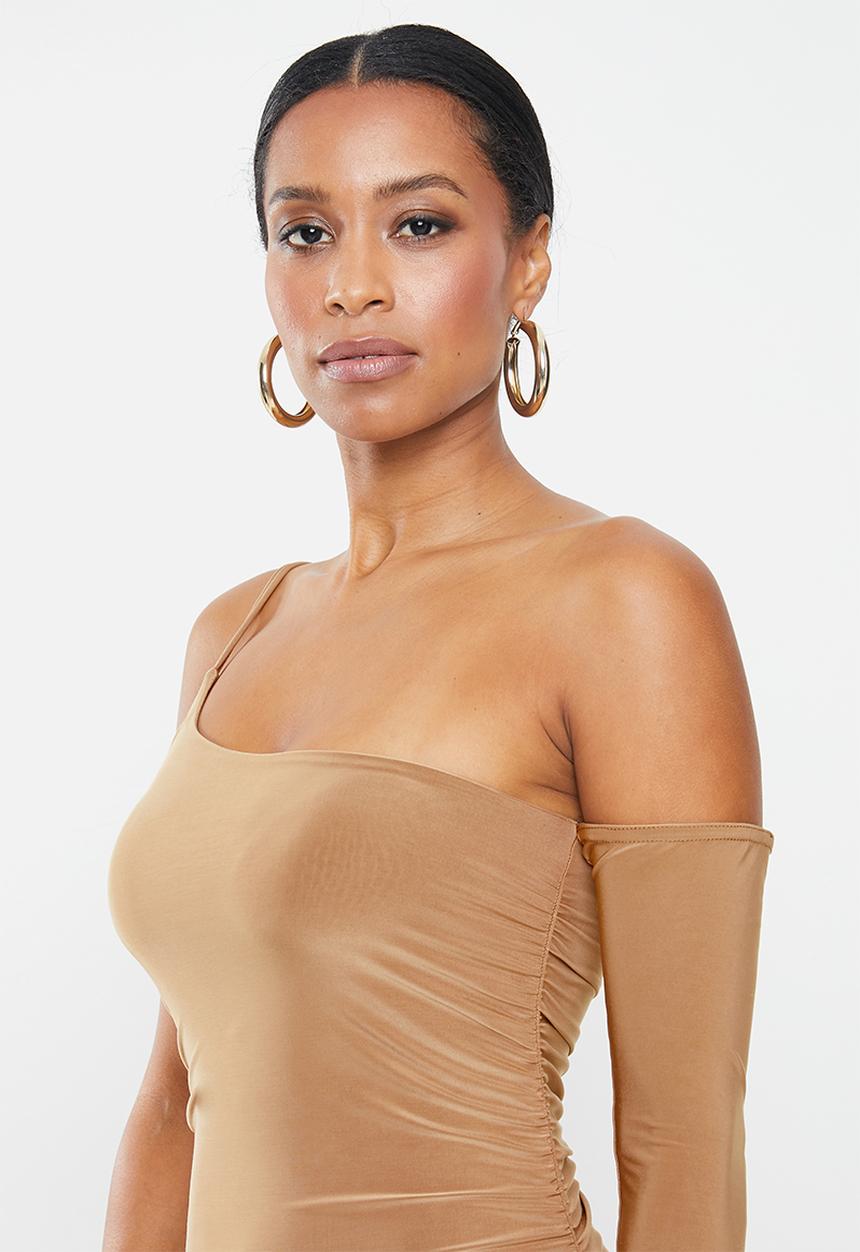 Missguided - Petite one sleeve side ruched slinky dress - camel