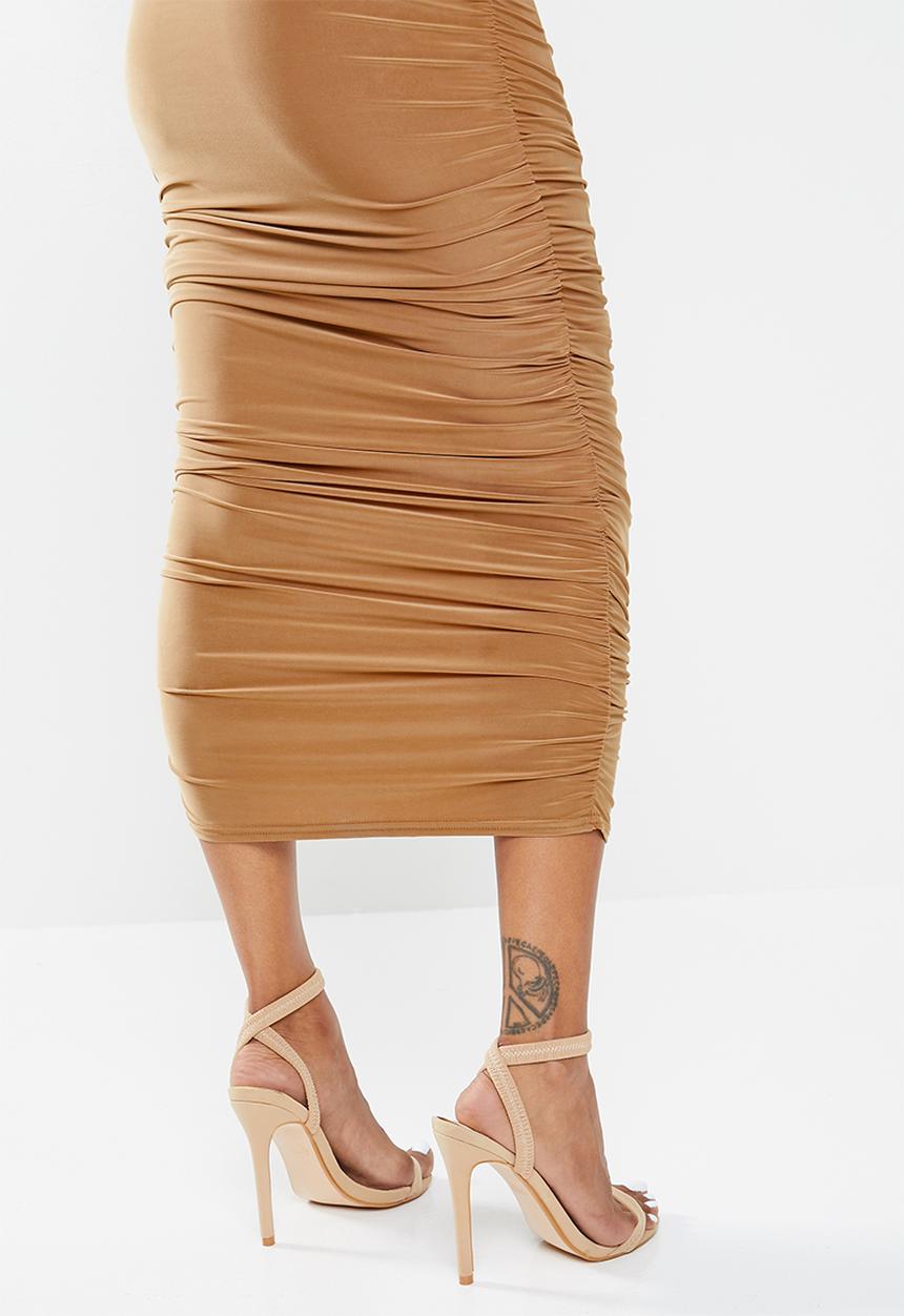 Missguided - Petite one sleeve side ruched slinky dress - camel
