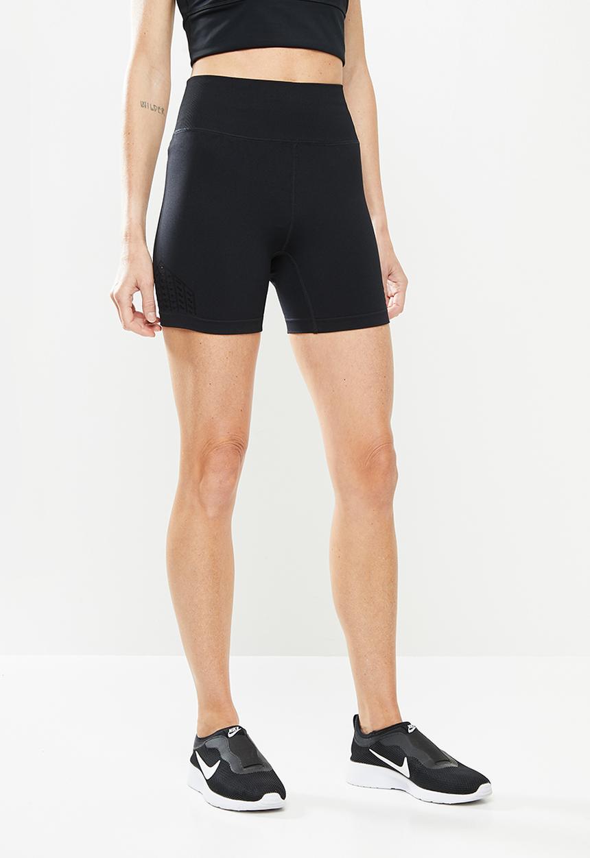 Cotton On - Lifestyle seamless yoga short - black