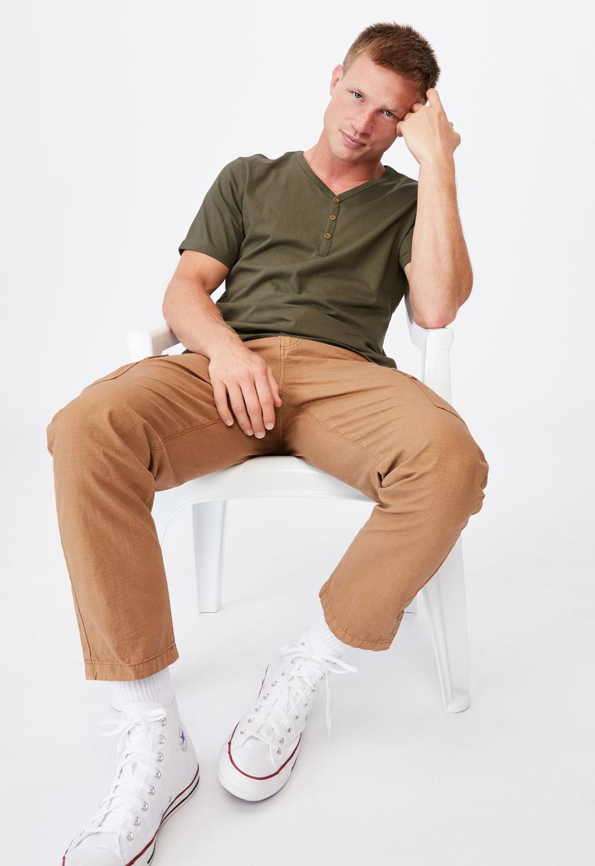Cotton On - Essential henley T-shirt - olive