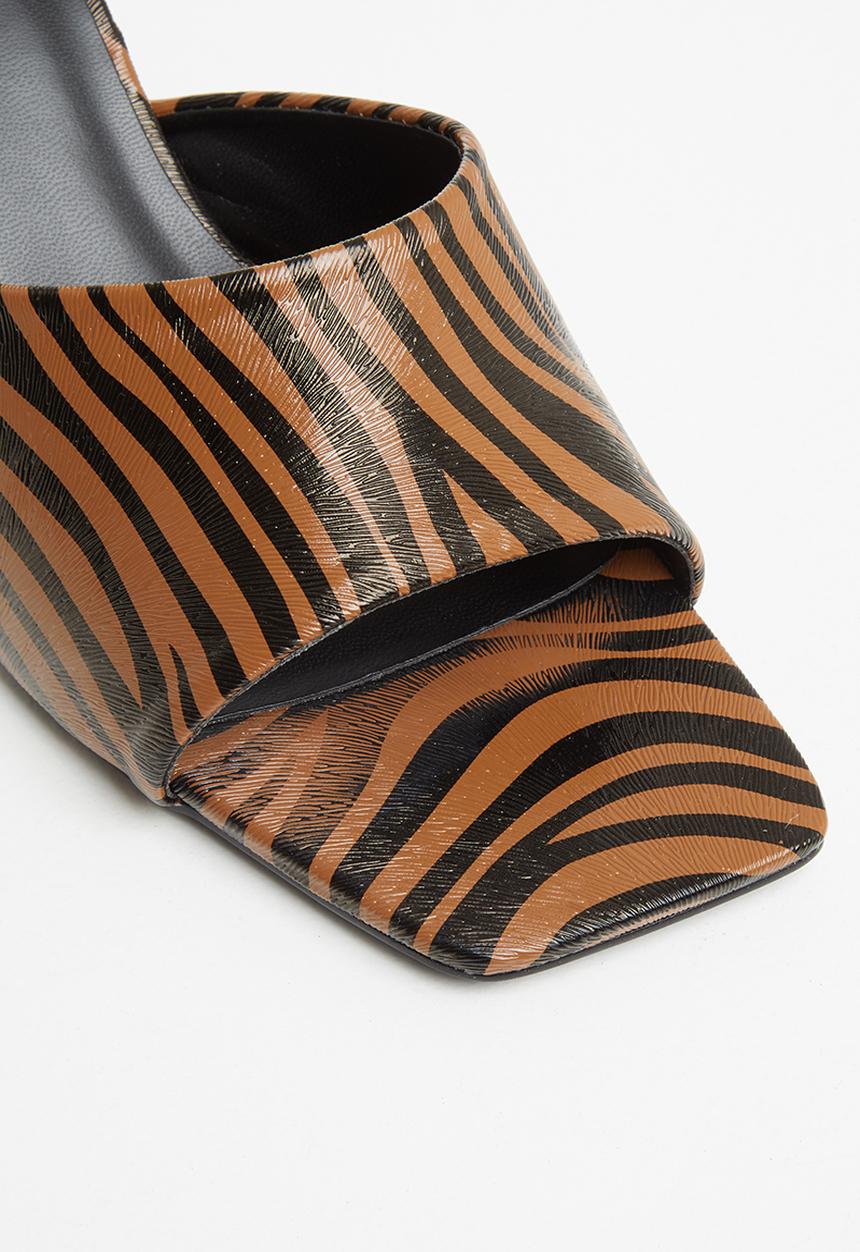 Z_Code_Z - Akira square toe mule heel - neutral