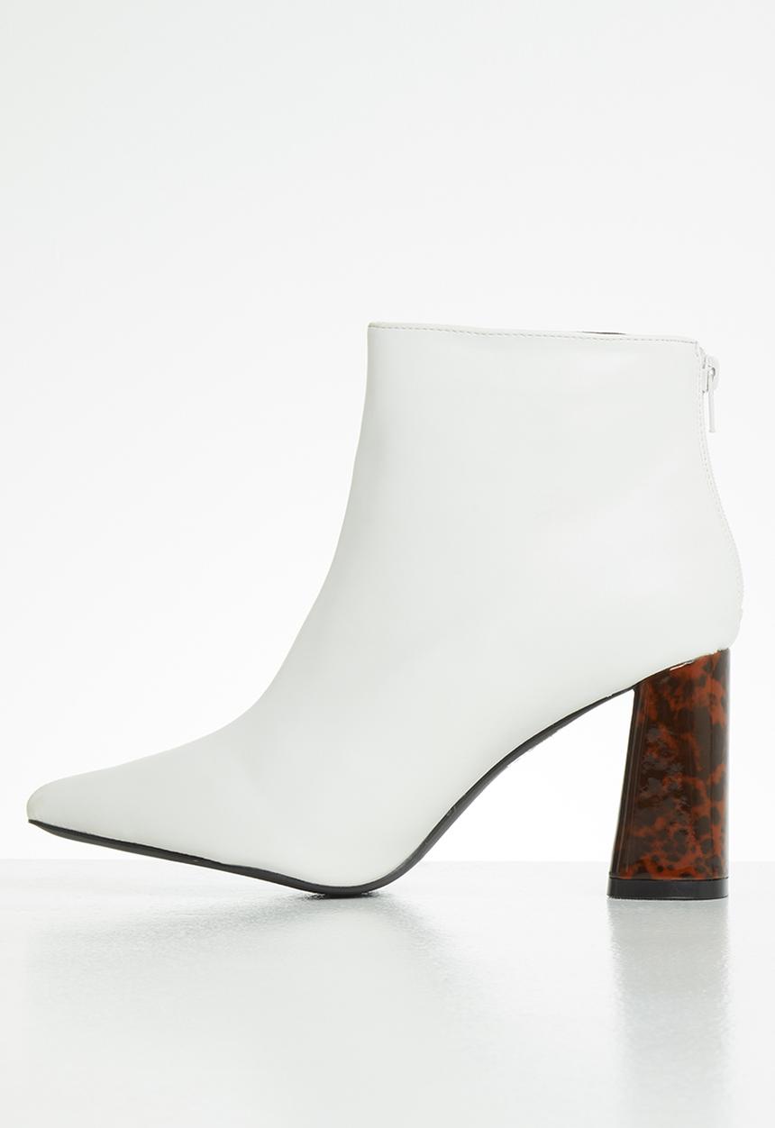 Z_Code_Z - Nuru statement abstract heel boot - white