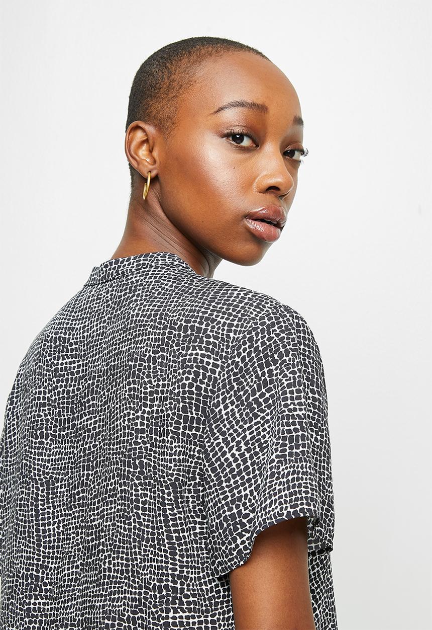 edit - Mandarin collar wide sleeve blouse - black & white 