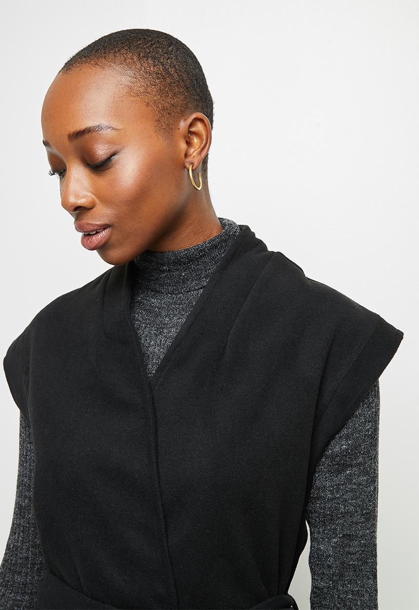 edit - Sleeveless belted coat - black