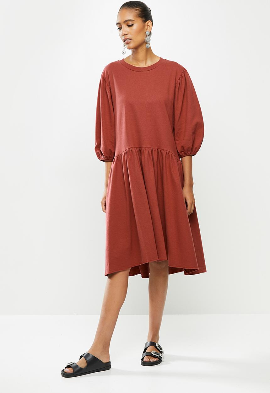VELVET - Voluminous tiered sweater dress - rust 