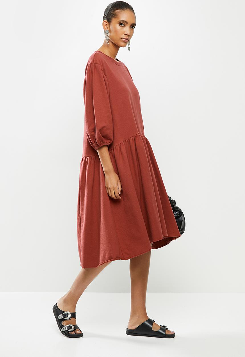 VELVET - Voluminous tiered sweater dress - rust 