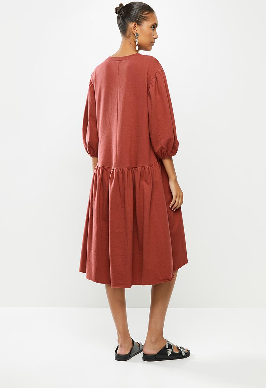 VELVET - Voluminous tiered sweater dress - rust 