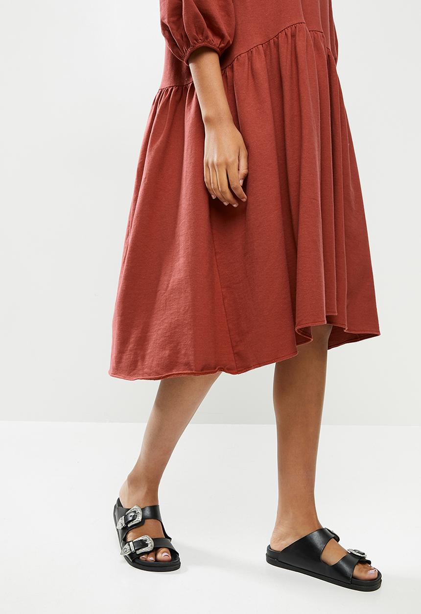 VELVET - Voluminous tiered sweater dress - rust 