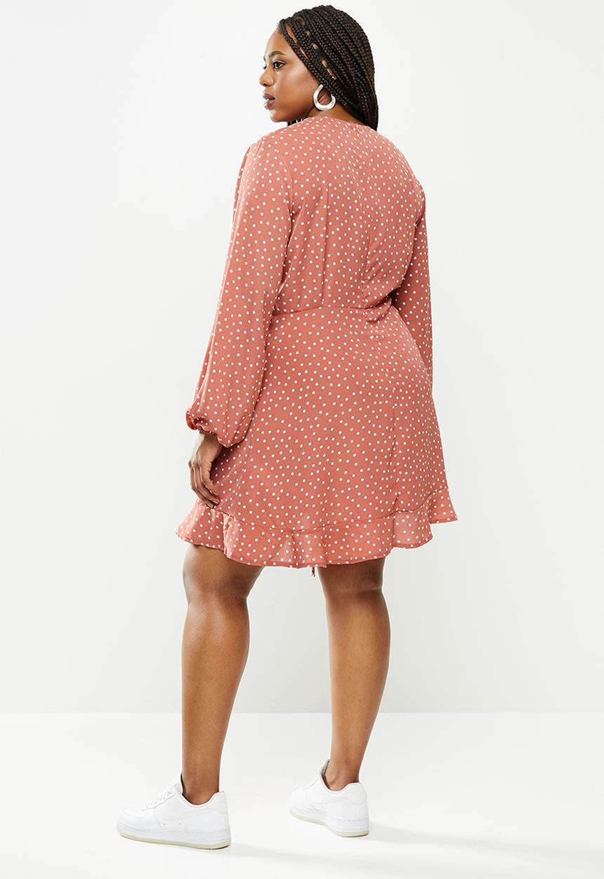 Missguided - Plus size ruched polka dot tea dress - pink & white 