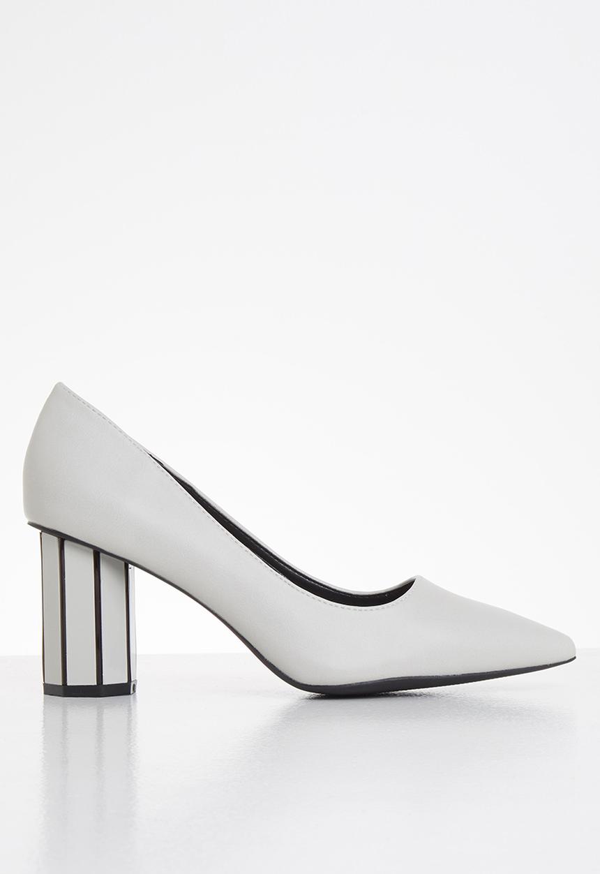 Butterfly Feet - Octavia court - off white