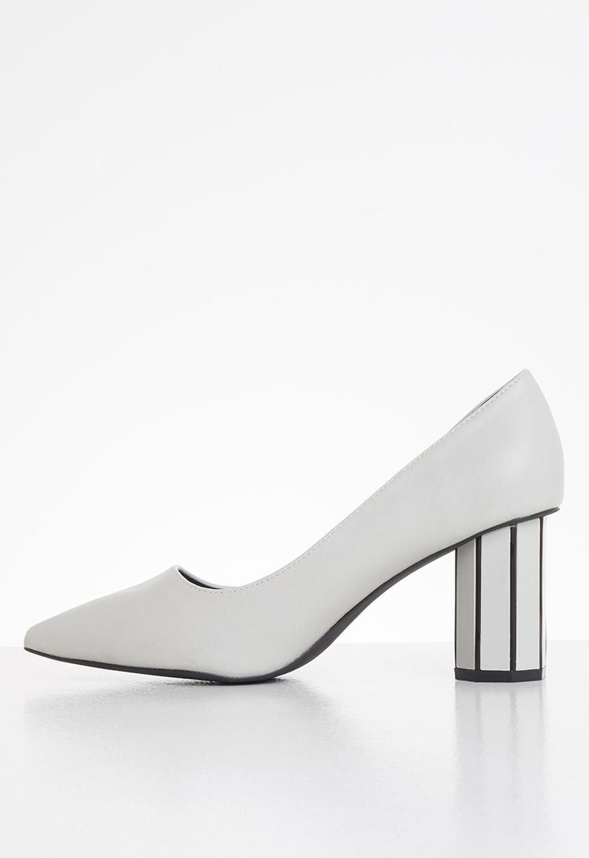 Butterfly Feet - Octavia court - off white