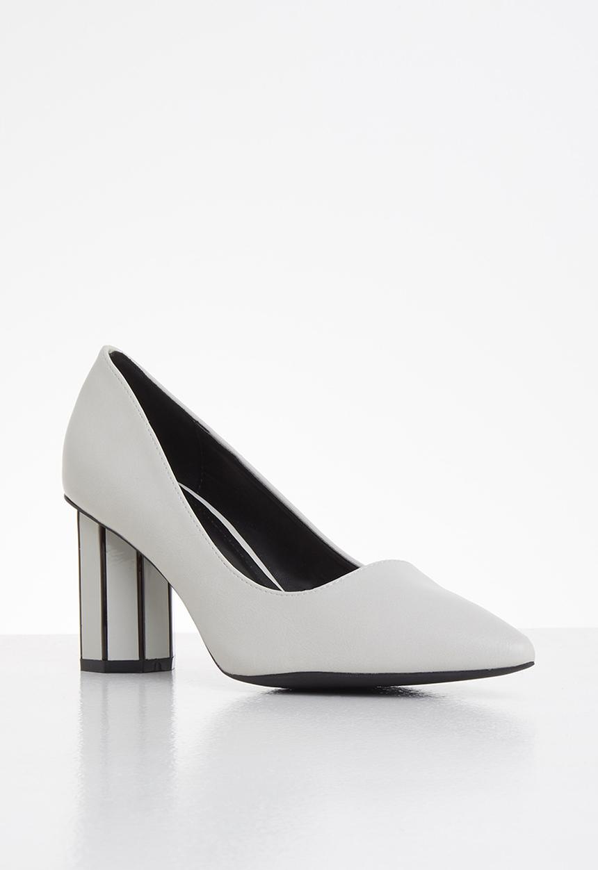 Butterfly Feet - Octavia court - off white